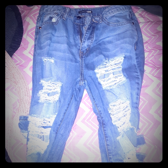 Fashion nova ripped Jean's - Picture 1 of 3